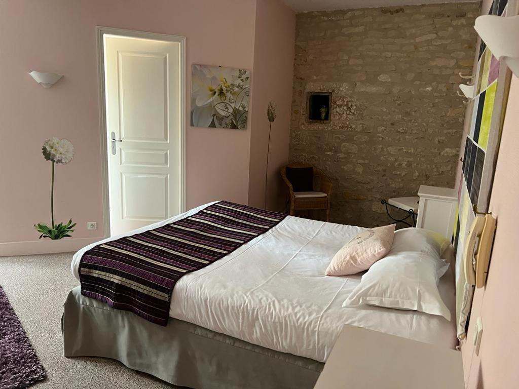 Le Grand Monarque Donzy Hotel Buitenkant foto