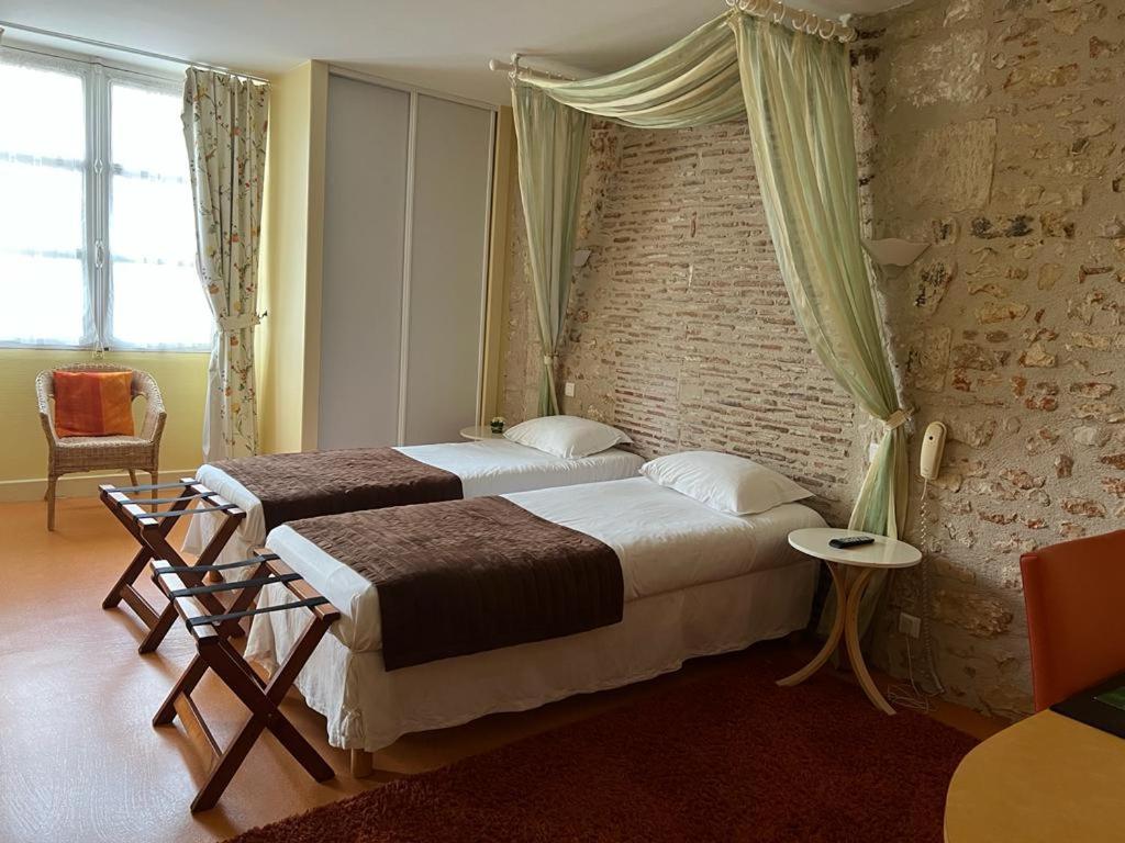 Le Grand Monarque Donzy Hotel Buitenkant foto