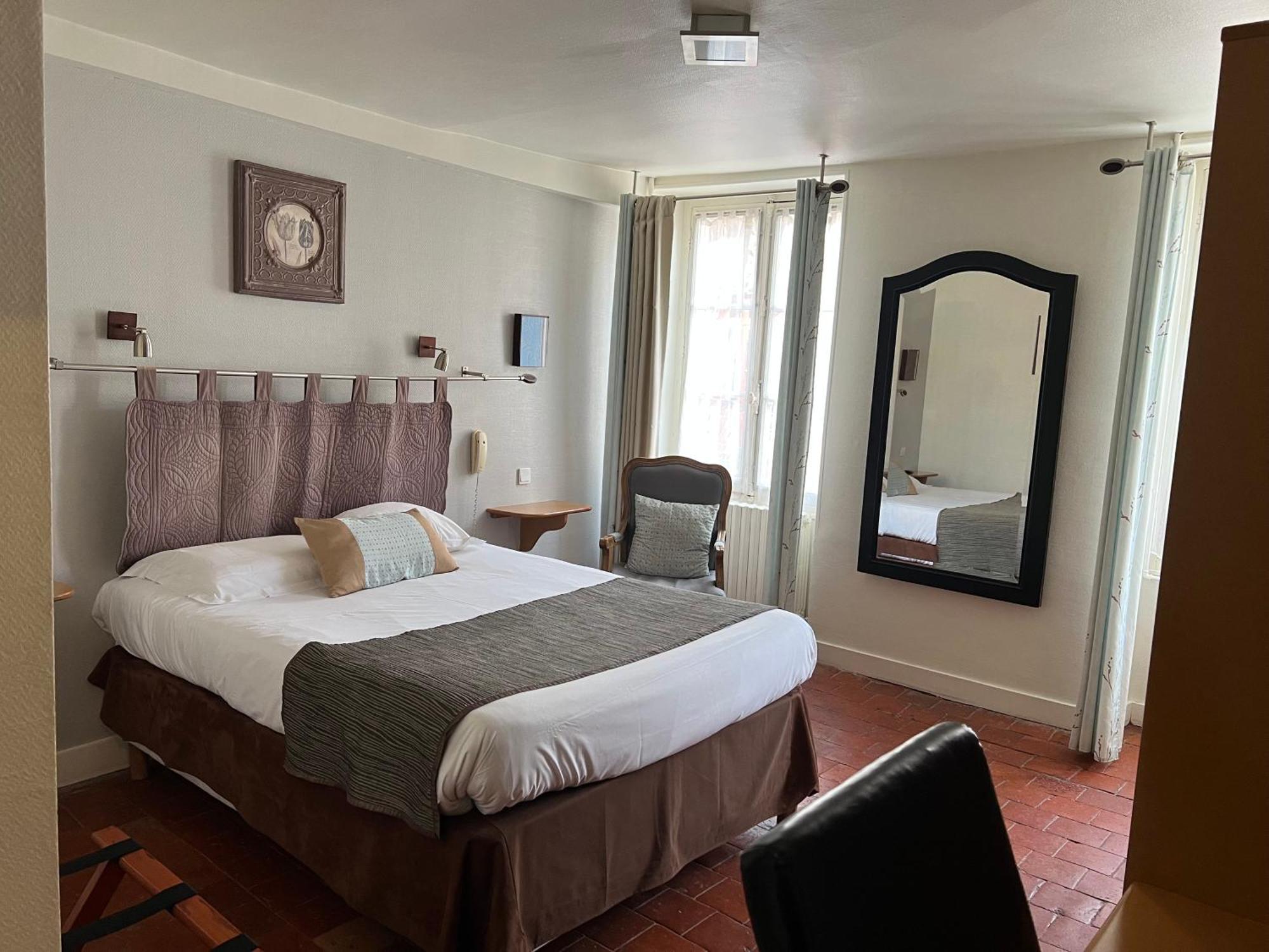 Le Grand Monarque Donzy Hotel Buitenkant foto